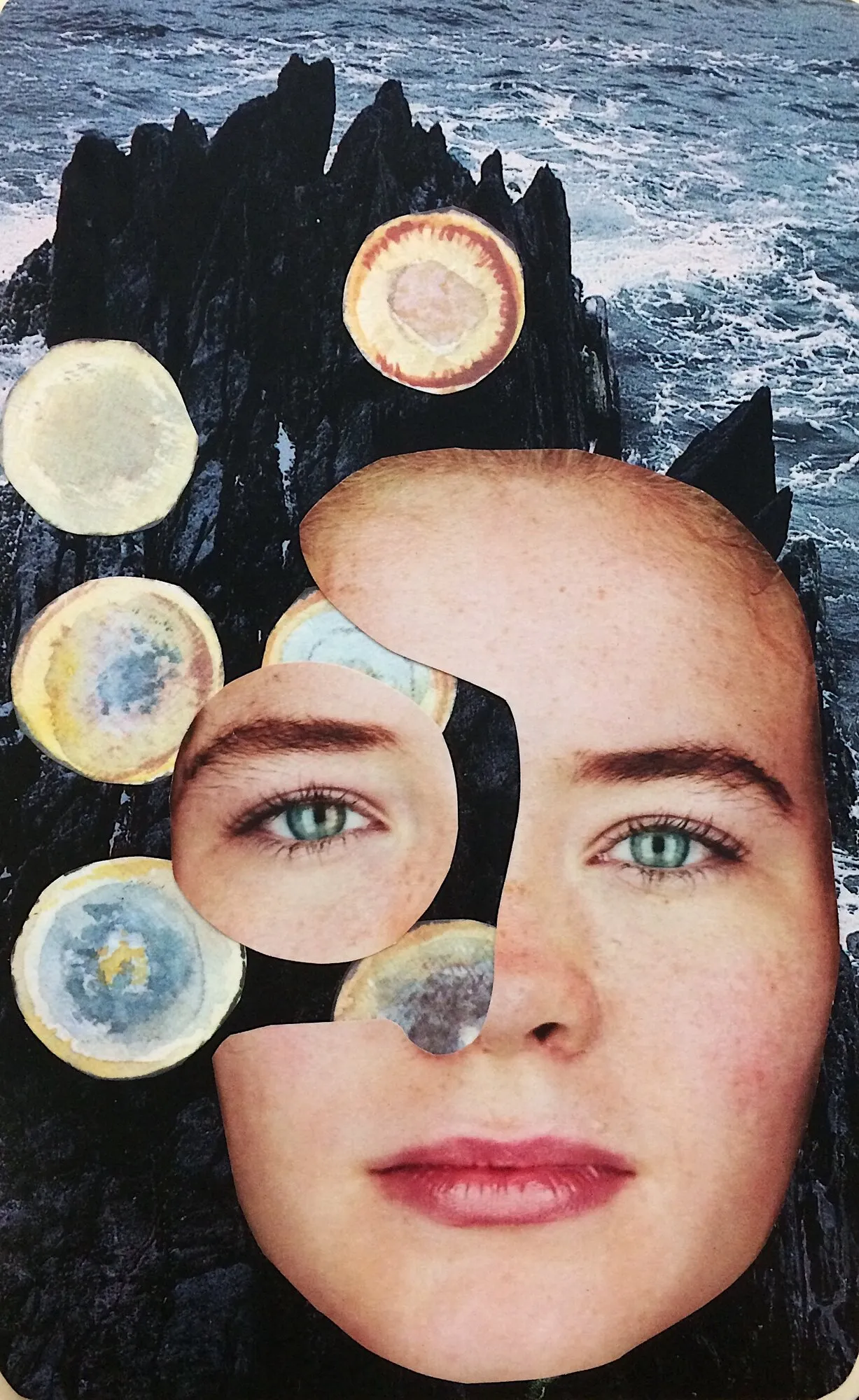Collage de un rostro recortado con círculos pintados sobre rocas negras y mar