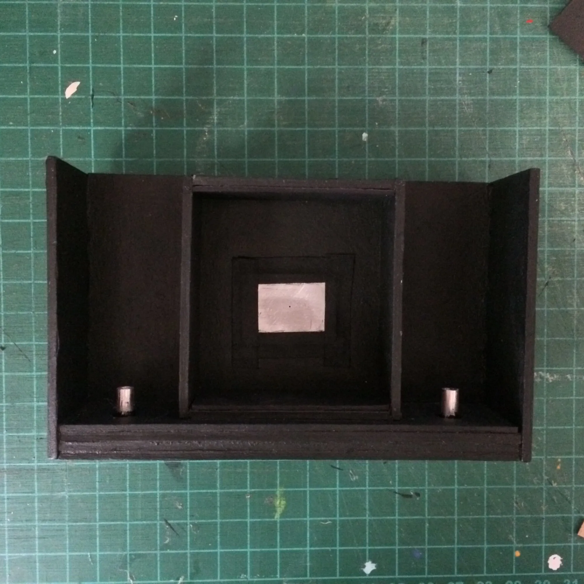 Interior de la caja negra visto de frente, con el compartimento para el papel