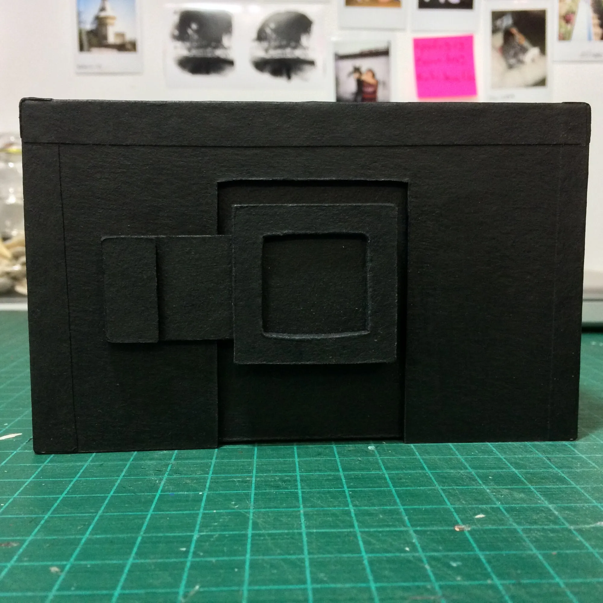 Frente de la cámara terminada sobre la mesa de trabajo